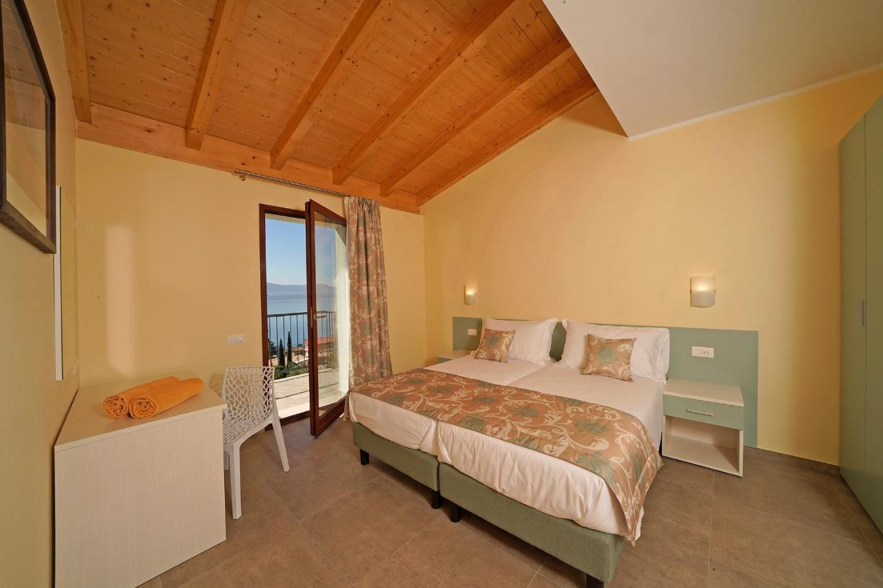 Dany Con Cucina Vista Piscina E Parcheggio Aparthotel Gargnano